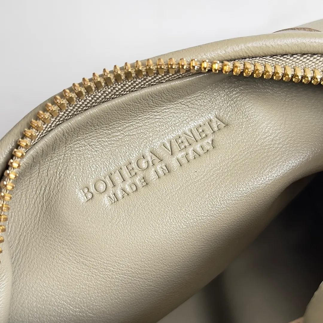 Batch 1120 Bottega veneta͙.——- The latest woven knotted hobo🔥 The top-grade lambskin leather is very soft, the bag shape is unique, practical and durable. It retains the traditional woven elements while being a little more flamboyant ~ Made of hand-woven sheepskin, zipper opening and closing, curved seamless structure, effortless to match. Highly recommended⚠️⚠️⚠️ The most high-end in the market🌈 Welcome to compare [Factory complete package] size: 23x15x5cm.   Model: 651876